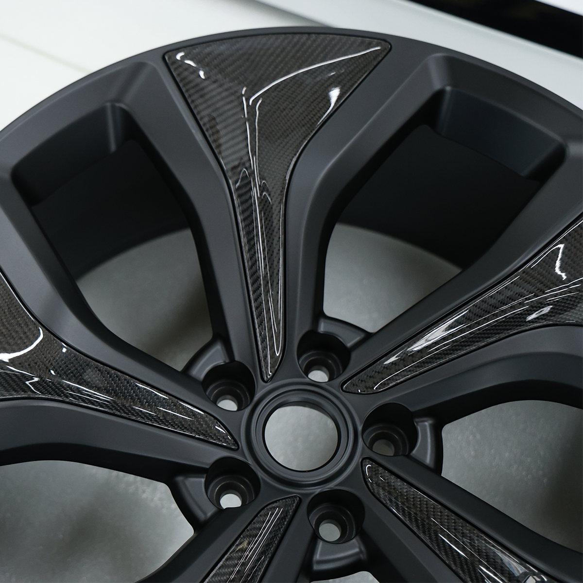 Forged alloy wheels with carbon fibre accents for Range Rover Sport L461