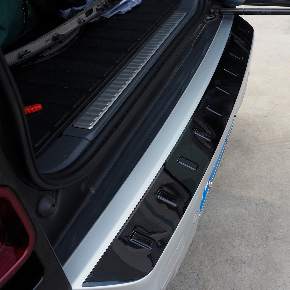 tail door trim panel